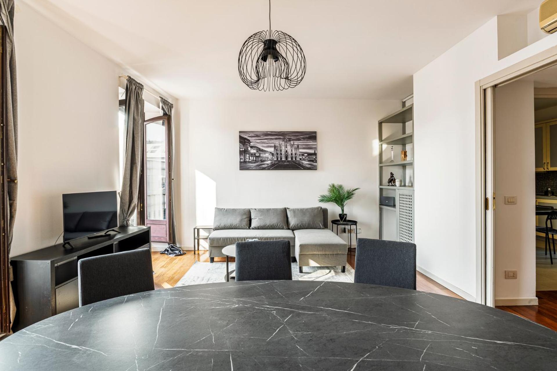 Elegant 2 Bedrooms Apartments Near Duomo Милан Экстерьер фото