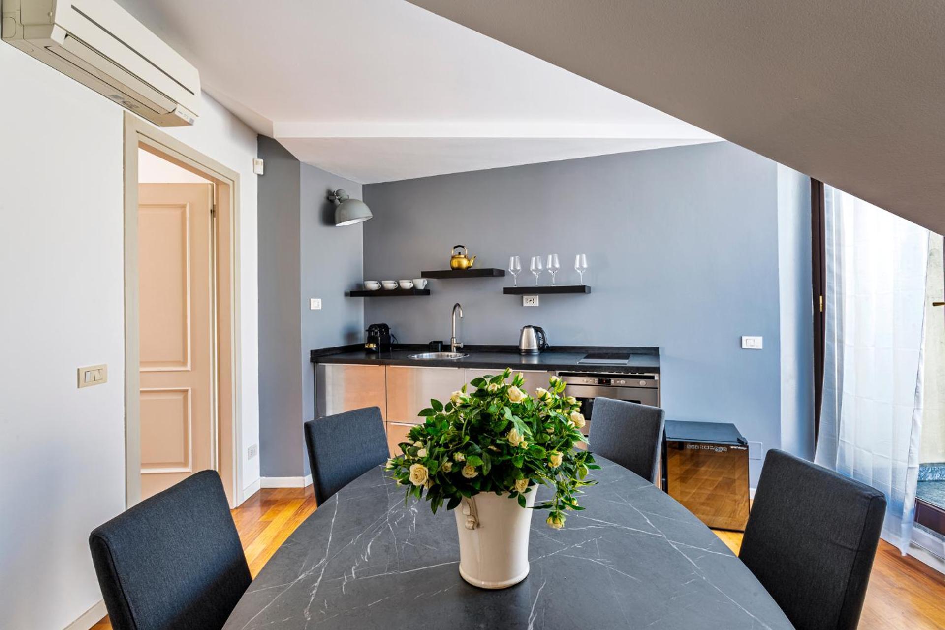 Elegant 2 Bedrooms Apartments Near Duomo Милан Экстерьер фото